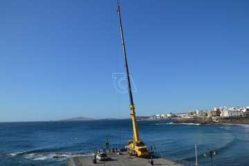 Una grúa de 80 metros trabaja en la reparación del Neptuno en Melenara/TA.